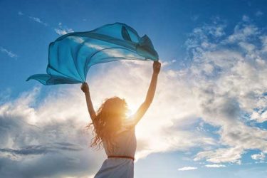 Frau geniesst den Wind