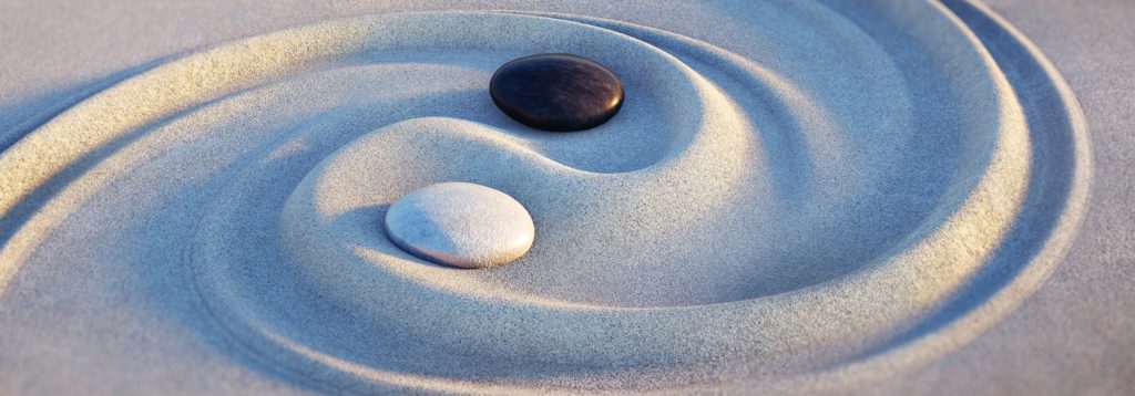 Yin und Yang Steine im Sand
