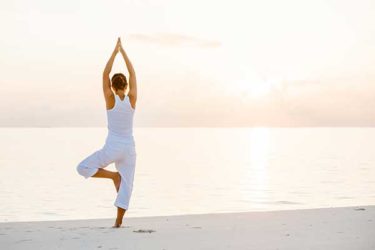 Frau am Strand beim ZENbo Balance