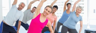 Gruppe beim gemeinsamen Stretching