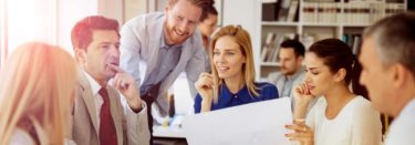 Mitarbeiter bei einer Besprechung im Unternehmen