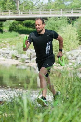 Mann joggt mit smoveys
